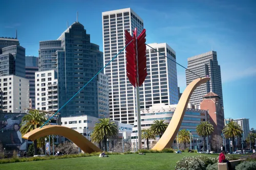 Gigantic Bow and Arrow sculpture in front of San Francisco's skyline