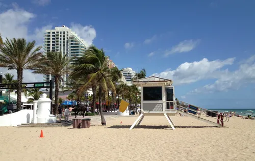 The sandy shores of Las Olas Beach across the street from the park