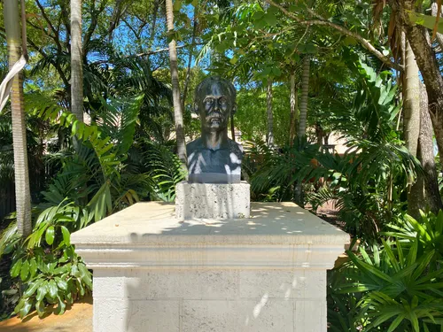 José Martí bust surrounded by lush greenery