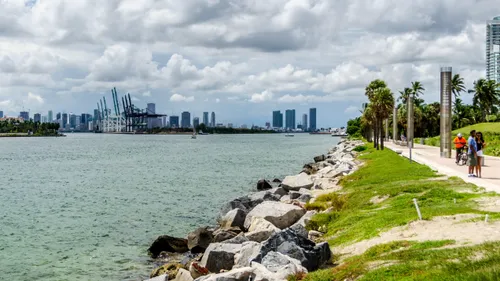 The waterfront path stretches along the entire south edge of the park