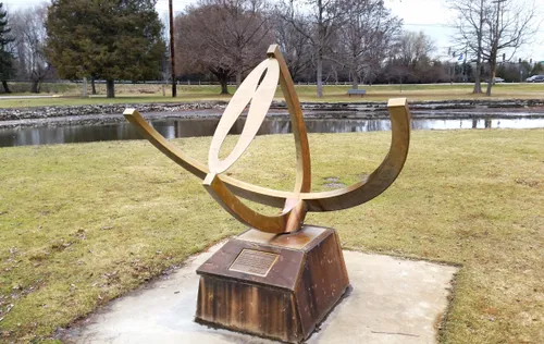 Equatorial sundial tracks time with precision near the park pond