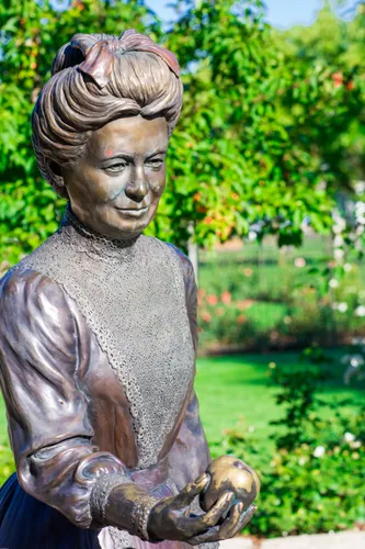 Bronze statue commemorating Julia Davis offering an apple to a pioneer girl