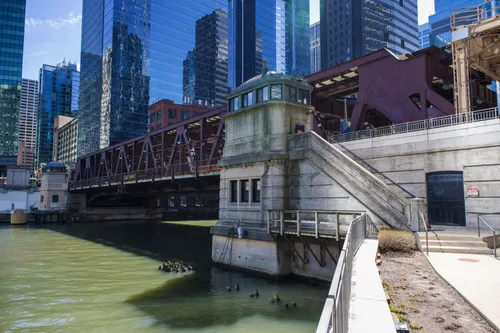 Lake Street Bridge connects downtown Chicago with the riverfront park