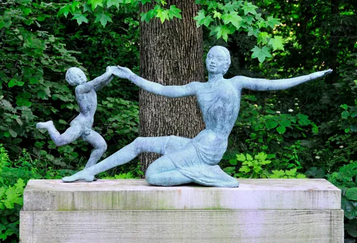 Mother and Child sculpture by artist Dora Gordine