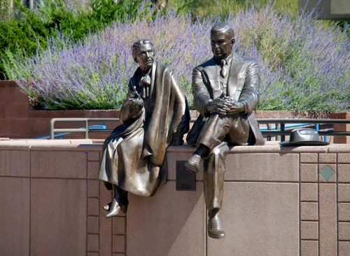 The El Senador Memorial bronze sculptures depict Senator Dennis Chavez and his wife seated on a wall