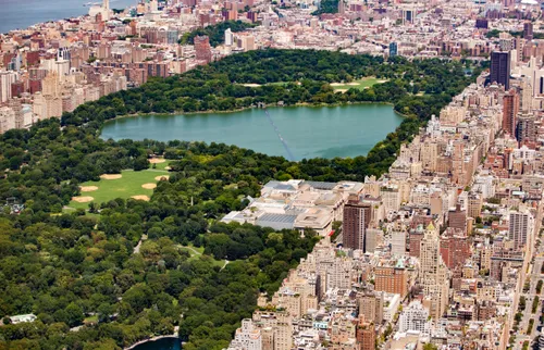Aerial view of the park and its reservoir surrounded by dense urban landscape