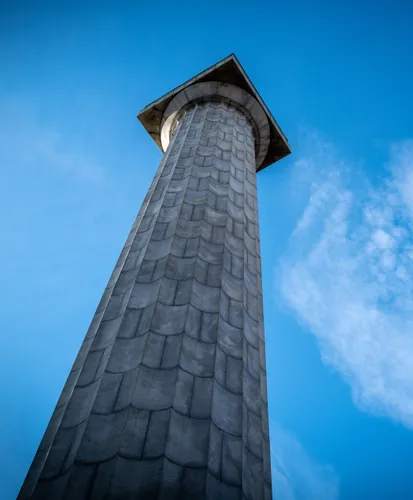 Looking up at the towering Prison Ship Martyrs Monument against blue sky