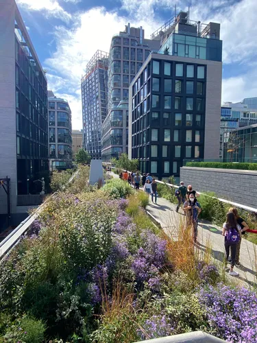 The High Line above W 20th St