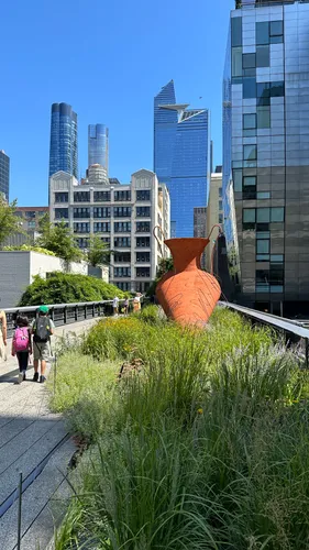 View towards north along the High Line above W 24th St