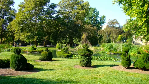Meticulously shaped shrubs representing figures from Seurat's painting