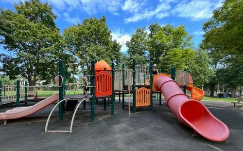 Playground equipment with slides in Arsenal Park
