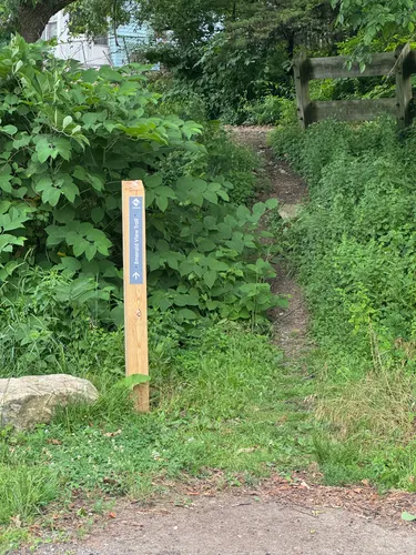 A short path leads from the parking lot up to the Emerald View Trail