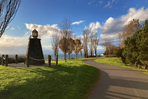 The Shipmates Light Memorial along the Elliott Bay Trail on a sunny afternoon