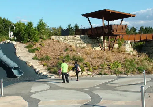Elevated observation deck above the spraypark