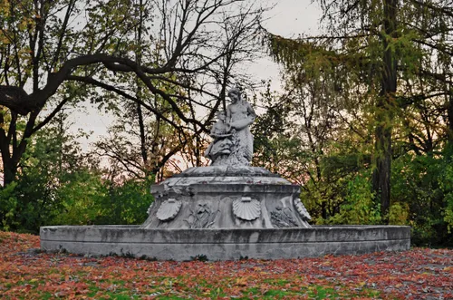 The Annie Stewart Fountain surrounded by autumn foliage